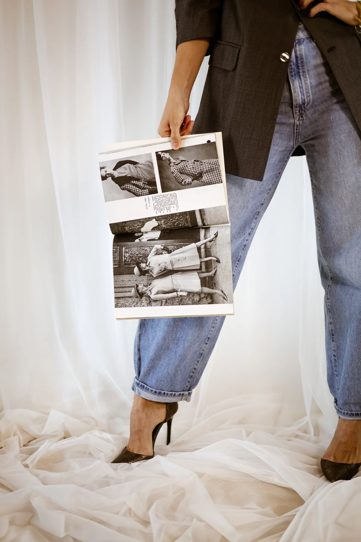 María Rabadán sosteniendo una revista durante una sesión creativa