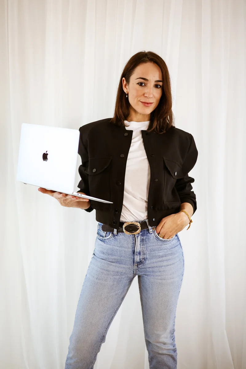 María Rabadán sosteniendo un portátil durante una sesión de estudio