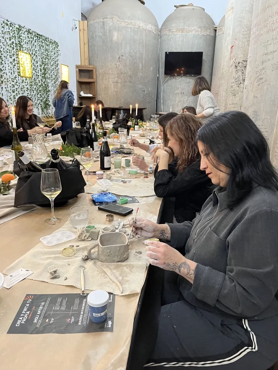 Taller de cer&aacute;mica y vino organizado por Sarandonga